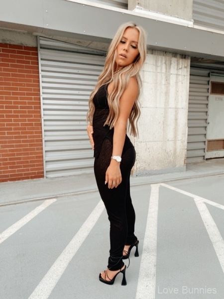 Clover-is-a-beautiful-blonde-stripper-from-Vegas-1
