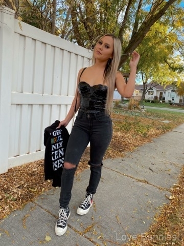 Clover-is-a-beautiful-blonde-stripper-from-Vegas-3
