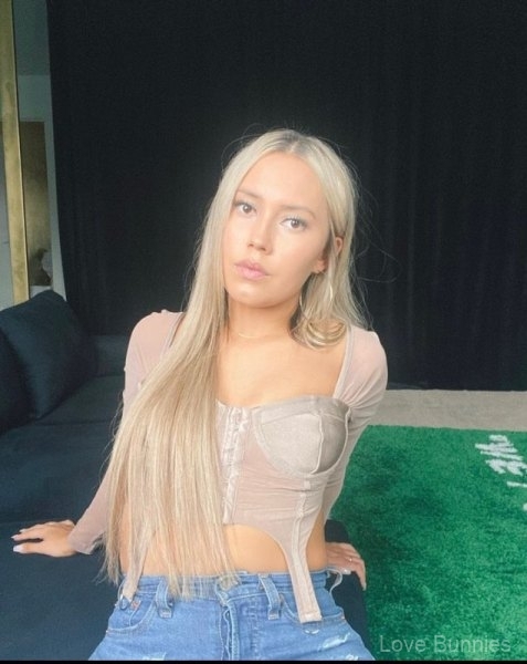 Clover-is-a-beautiful-blonde-stripper-from-Vegas-7