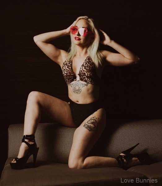 Mayven-Missbehavin-burlesque-dancer-in-Las-Vegas-4